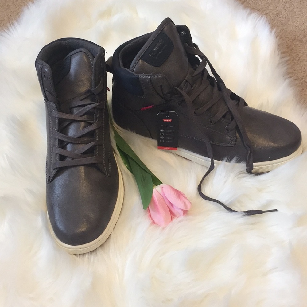 NWT Levi's men's hitop shoes, size 9.5